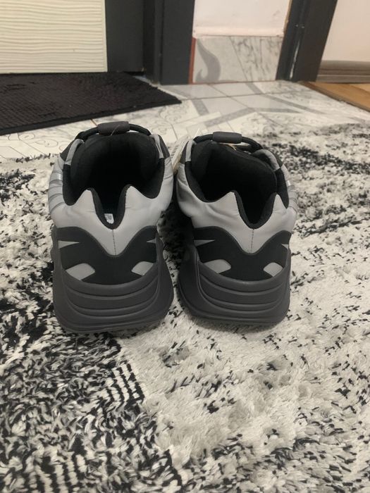 Adidas yezzy 700 MNVN noi cu eticheta fara cutie marimea 40 2/3!