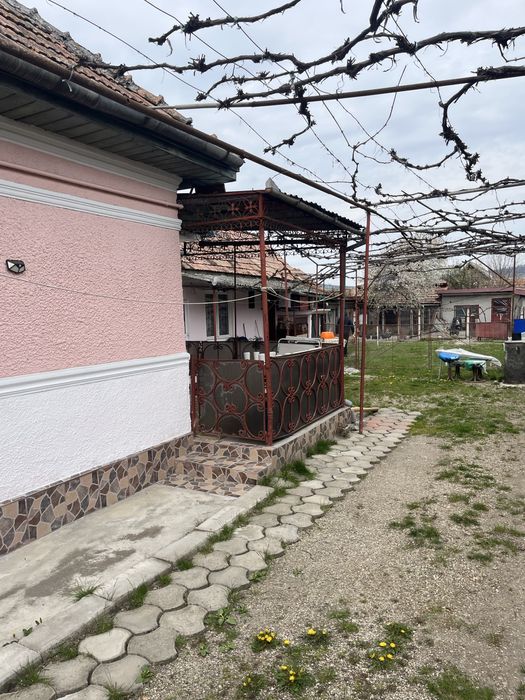 Casa de vanzare cu anexe
