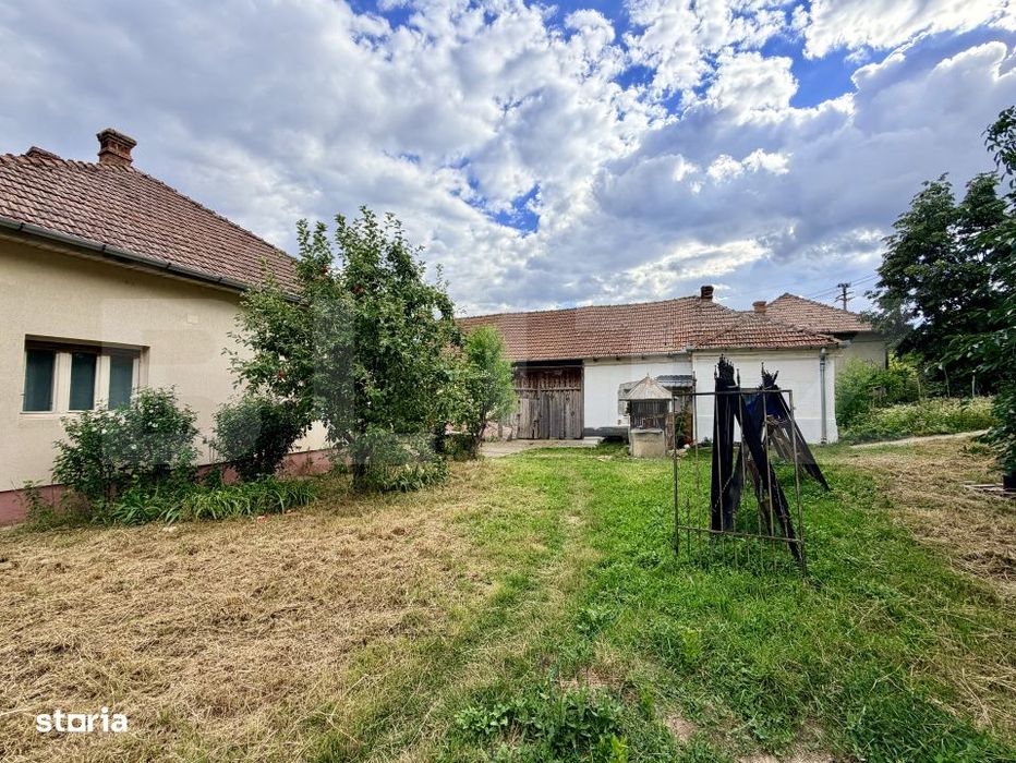 Proprietate cu doua case, 145 mp, anexe si teren 1.300 mp, Paclisa -Al