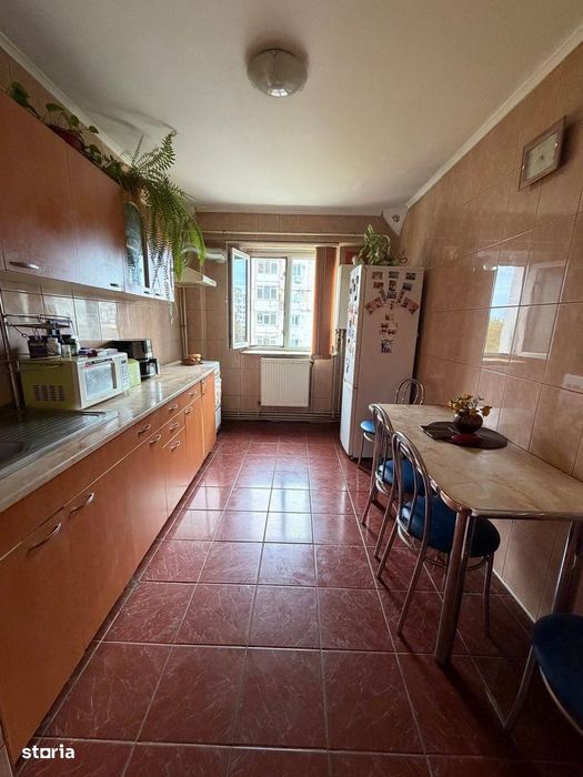 De vânzare apartament 3 camere decomandat 64 mp etaj intermediar