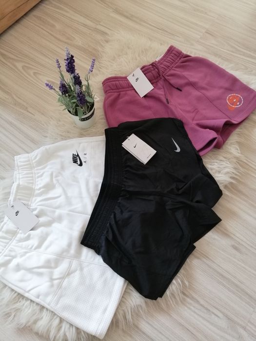 Къси дамски панталони Nike