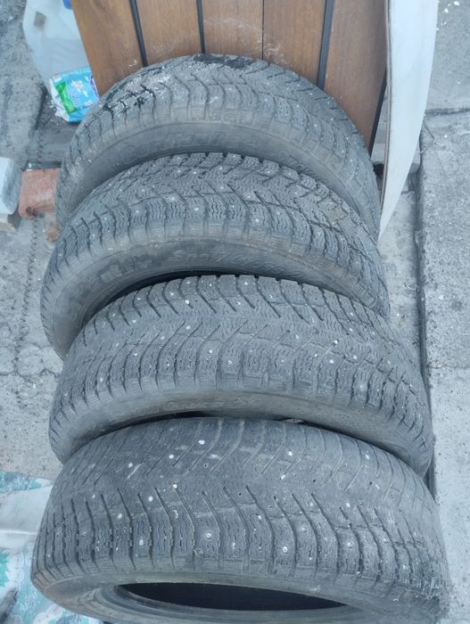 Продам зимнюю резину.