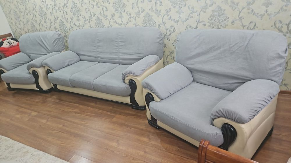 Кожаный диван белого цвета