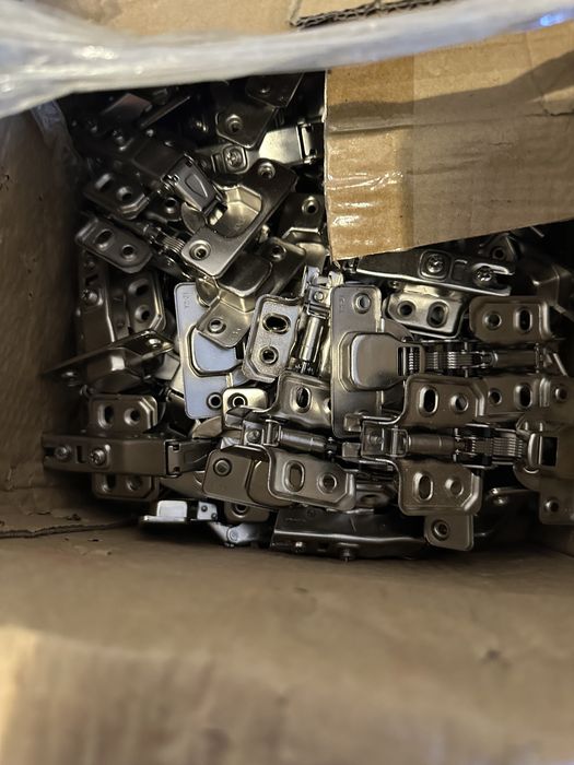 Петля с доводчиком