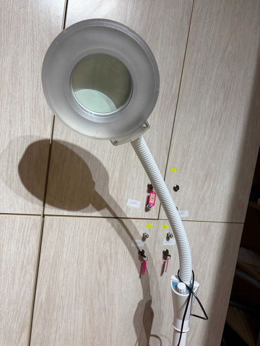 Lampa cu lupa pe stativ pentru cosmetica