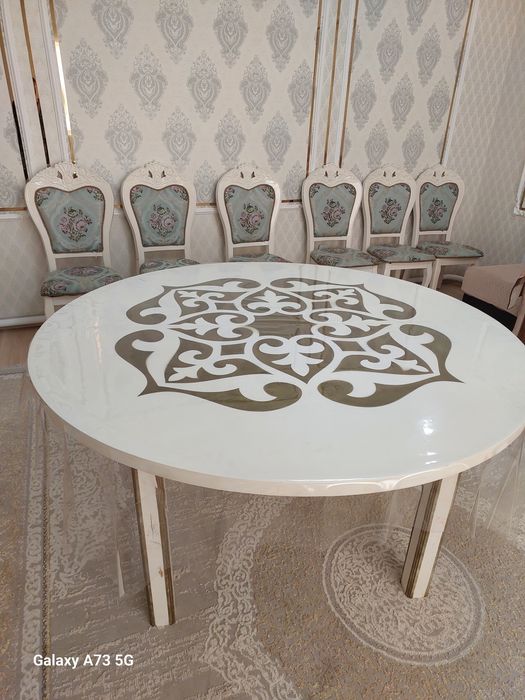 Стол круглый гостиный