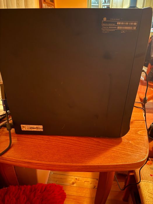 Продавам компютър подходящ за лек гейминг