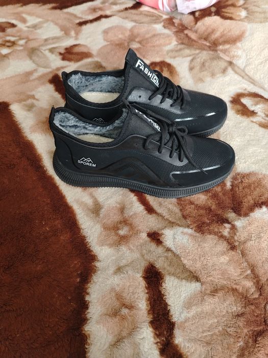 Продам весенние кроссовки