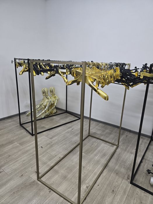 Высокие вешалки для одежды