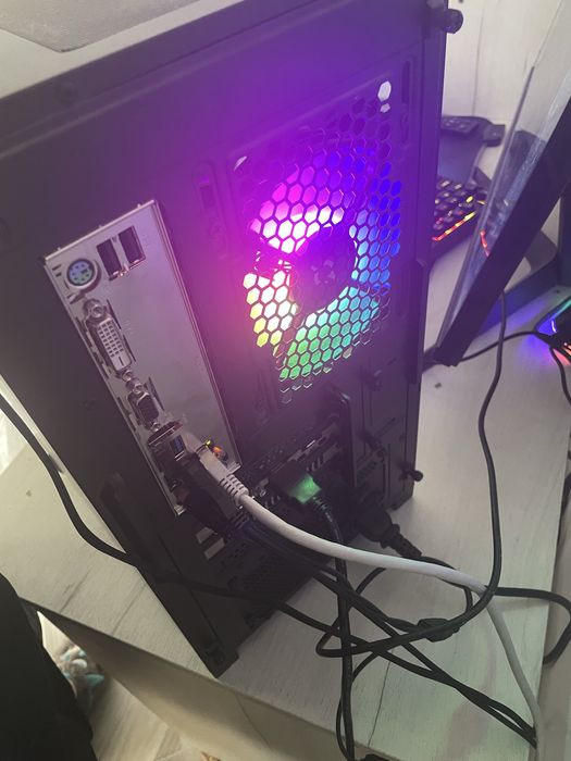 vand pc gaming sau schimb !!