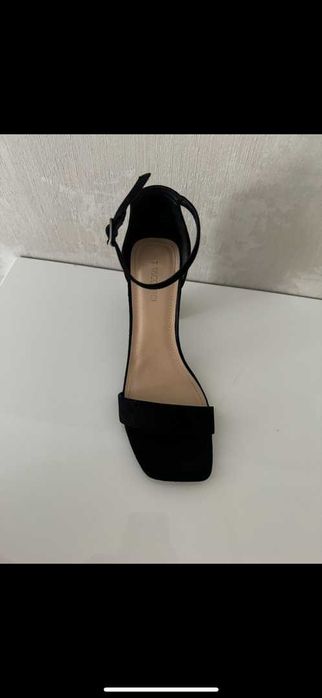 Босоножки на каблуке