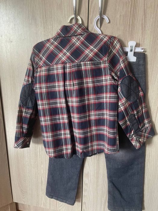 Тройка тренч джинсы и рубашка