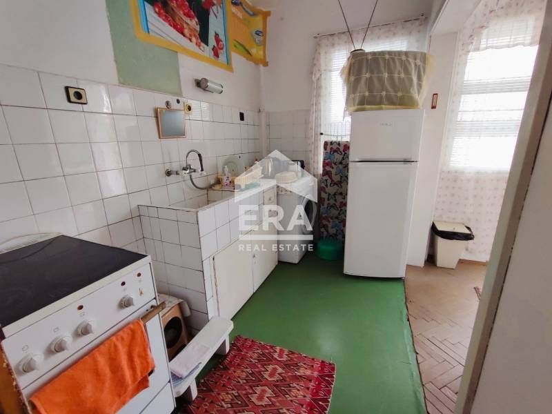 Тристаен тухлен апартамент за продажба, с отделна кухня, в жк Чайка, В
