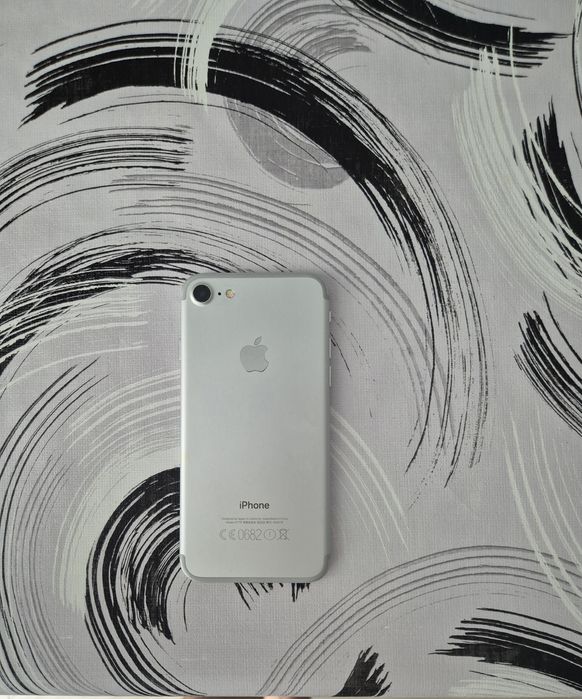 Vând 3 tefoane 2 samsung și un iPhone