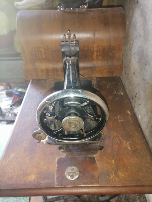 Mașină de cusut Singer veche