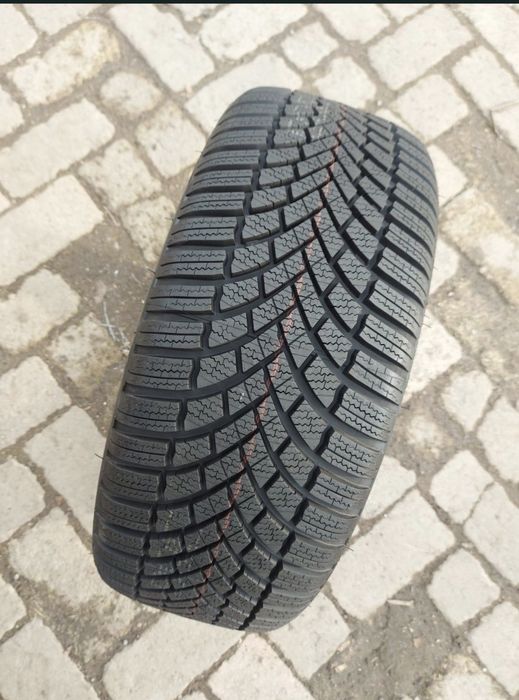 O bucată 215/45 R17 M+S iarnă - una Bridgestone Lassa