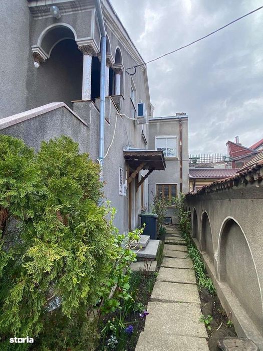 Vand apartament in vila, in zona Decebal