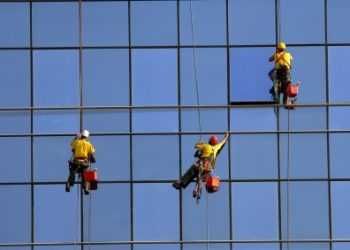 Servicii profesionale de alpinism utilitar–experiență la înălțime