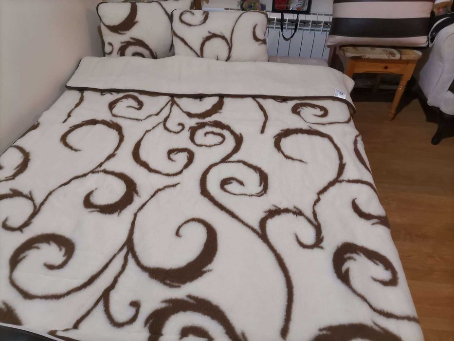 вълнена завивка и две възглавници