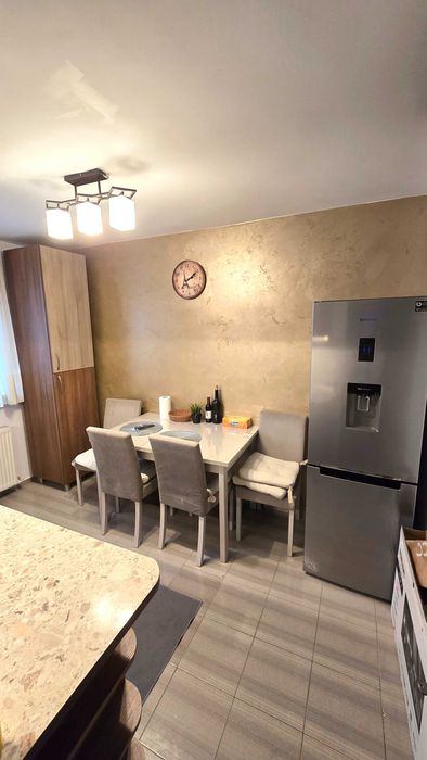 Vand apartament 4 camere (transformat în 3 camere) etaj 1/4 zona Vest
