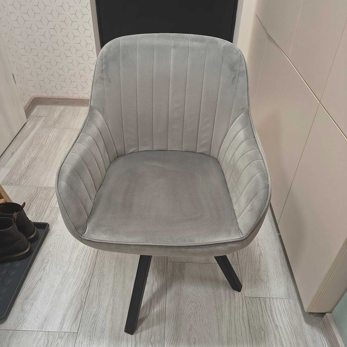 Scaun/fotoliu rotativ gri din catifea si baza rotativă din lemn masiv.