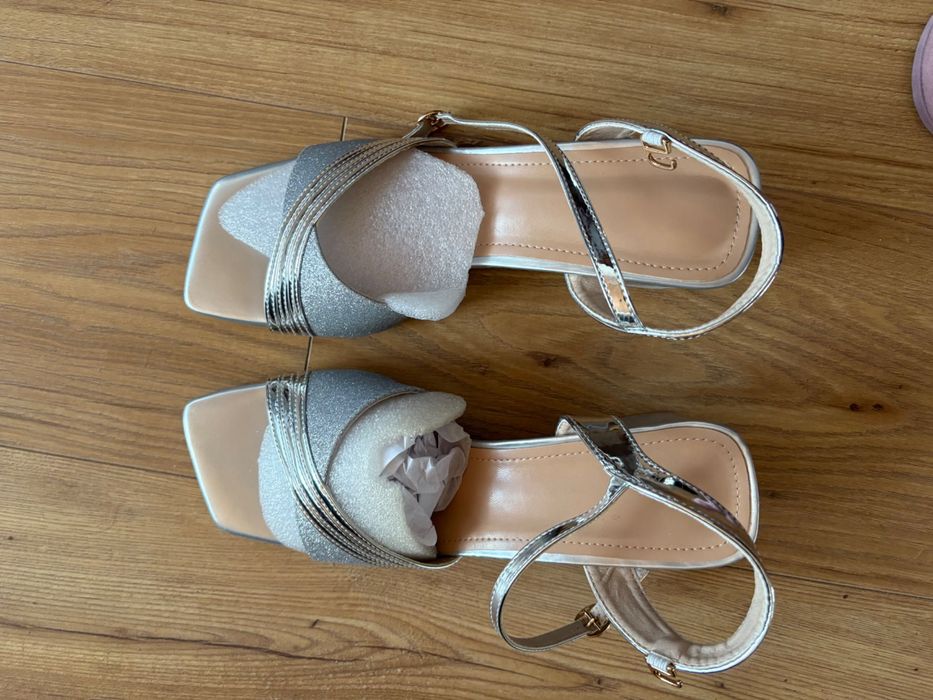 Сребристи сандали на нисък ток