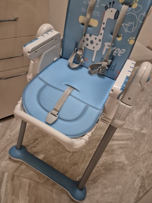 Стол за хранене с много позиции и сваляща седалка