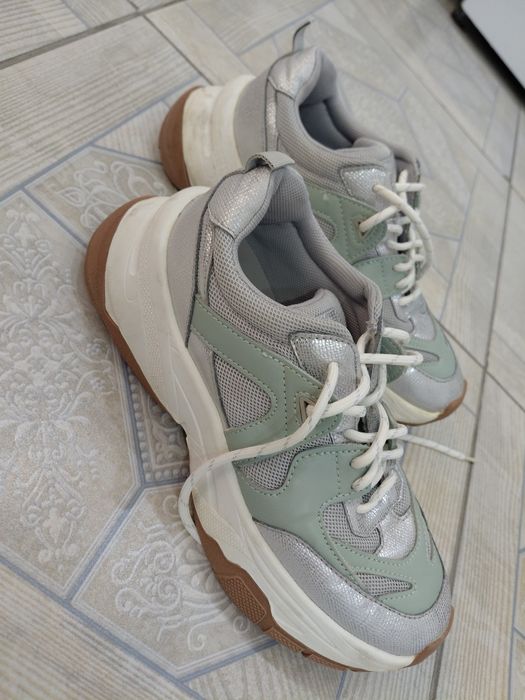 Кроссовки женские