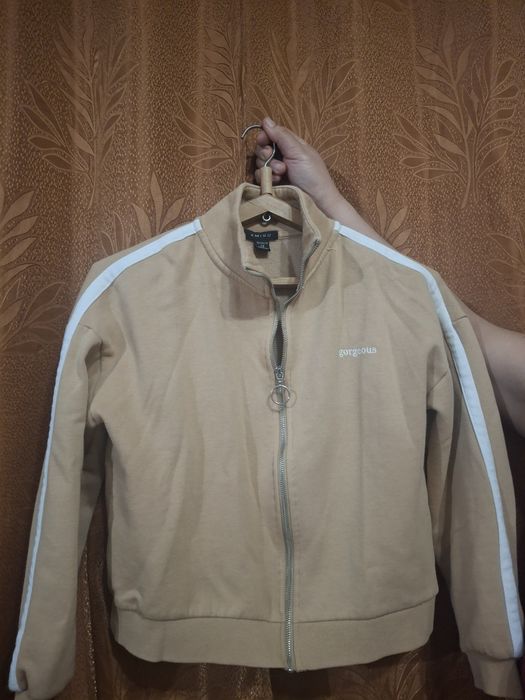 Теплая кофта на осень и весну.