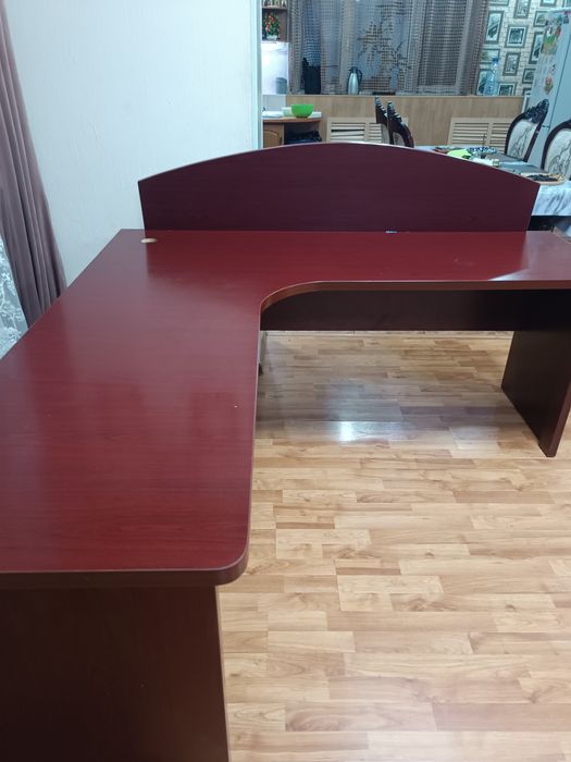 Продаются стол офисный
