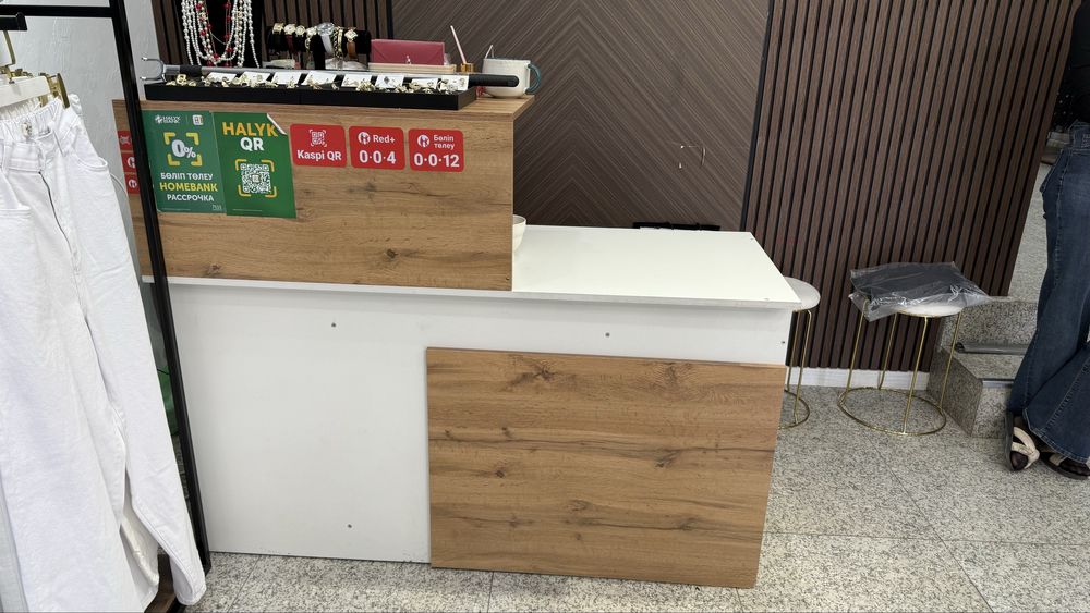 Продается ресепшен для магазина