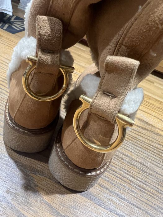 Salvadore Ferragamo cizme piele intoarsa !  marimea 4- 37 eu