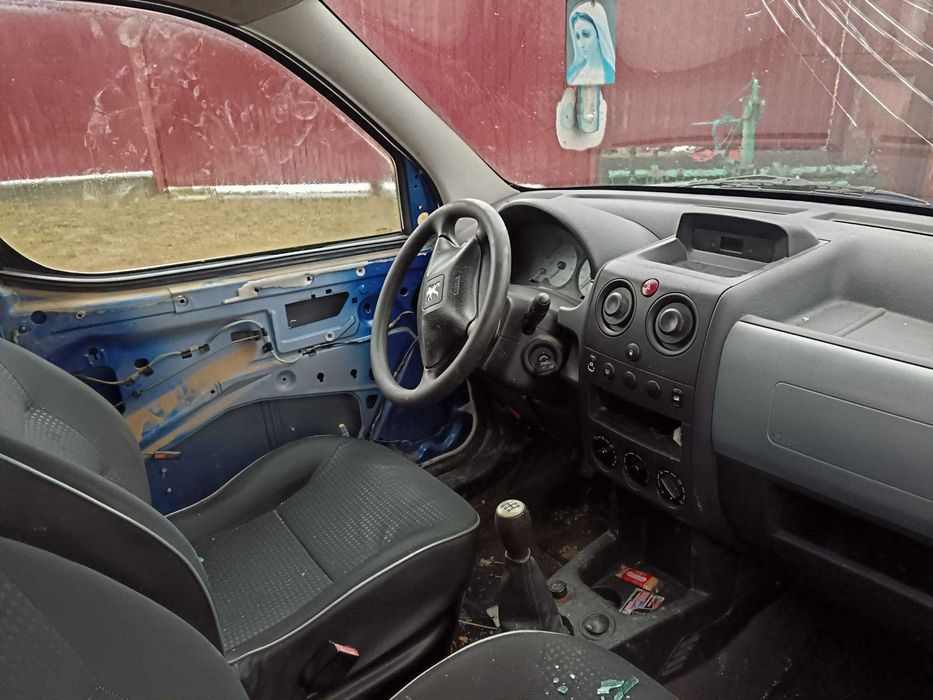 Vând mașina pentru fier vechi