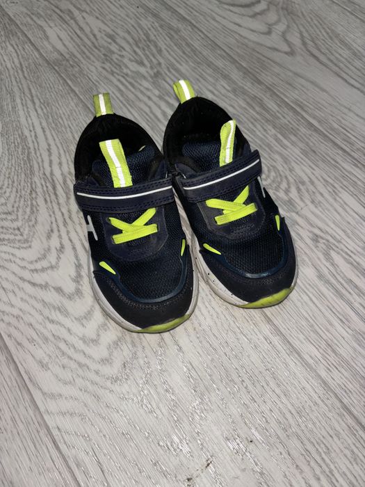 Продается кроссовки в отличном состояний для мальчика