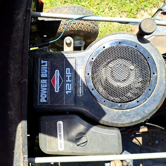 Tractoraș de tăiat iarbă
