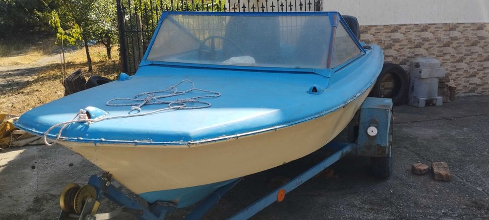 Лодка с мотор и колесар