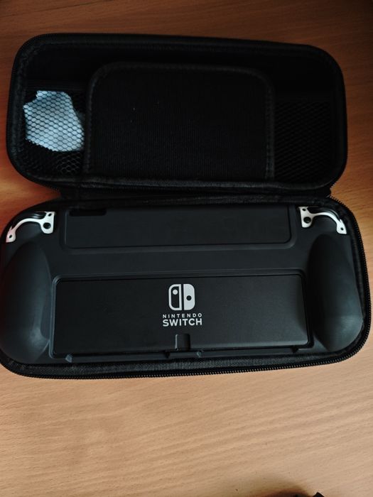 Продам Nintendo switch oled 128gb + чехлы