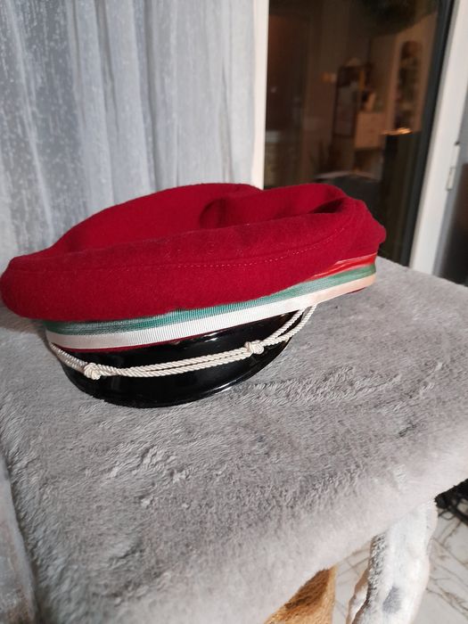 Ретро студентса барета,стара манерка,ръкавни надписи и каска