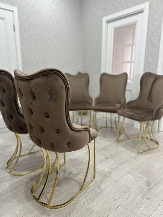 Продаётся Шикарный комплект : стол и 6 стулями