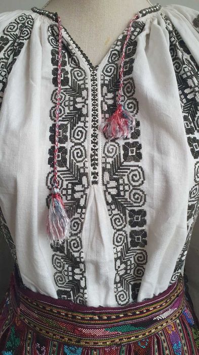 REDUCERE PRET 25%! Costum popular (ie/camasa, valnic/fota/catrinta/zad