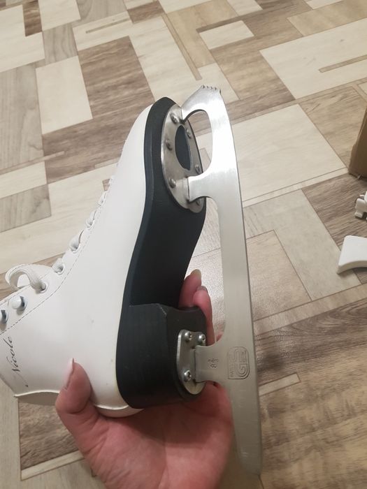 Продаю фигурные коньки