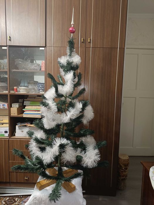 Искусственная ёлка новогодняя без игрушек