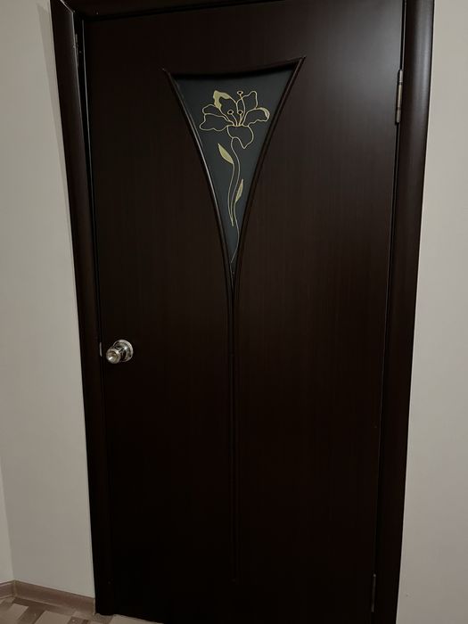 Двери с косяком и замком