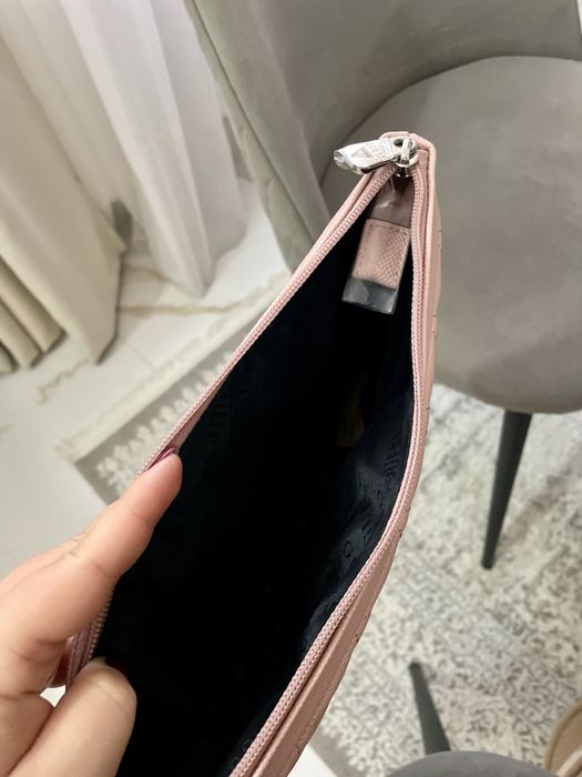 Geantă cosmetice/portfard Guess