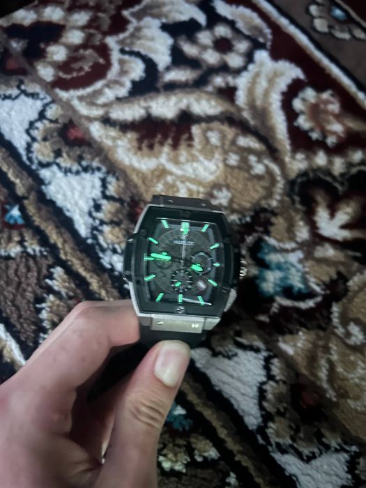 Hublot mexanik soat sotiladi