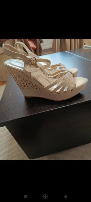 Sandale cu platforma