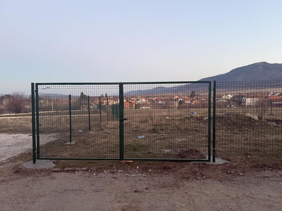 Изграждане на Огради с Метално Пано и Циментови Колове