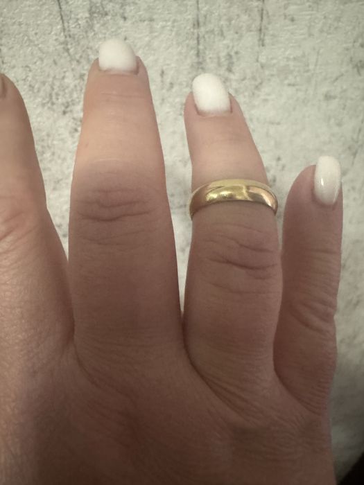 Золотое обручальное кольцо