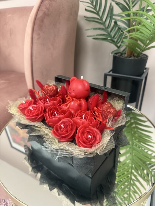 Букети и подаръци свещ под форма на цветя и мечета