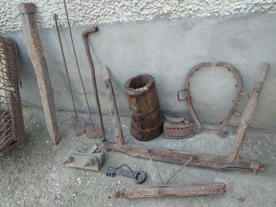 Стари възрожденски вещи, ютия , ренде,  кошче за бебе , части .